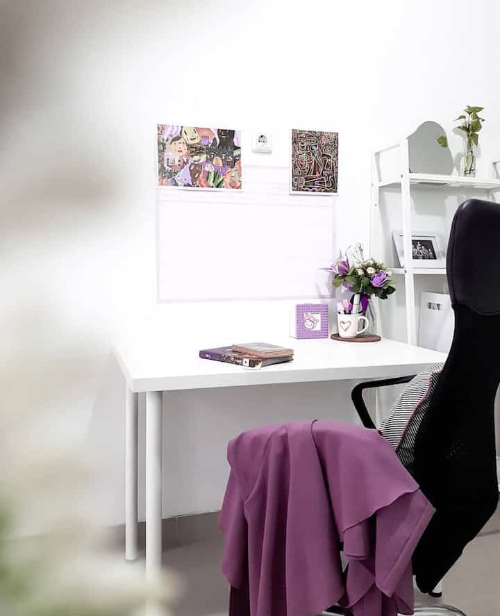 Dekorasi kecil yang bikin rumah terasa nyaman!
——
Karena aku mengaplikasikan cat putih dan lantai abu yang terkesan monochrome, jadi aku tambahkan beberapa dekorasi kecil dengan warna favoritku dan tanaman hidup di sudut ruangan agar lebih fresh!

Slide 1: Working Area dengan wall art colourful
Slide 2: Kamar Tidur dengan tanaman kecil di atas ambalan
Slide 3: Vas manis di side table
Slide 4: Sarung bantal motif monstera disandingkan dengan tanaman monstera asli

#RumahMinimalis #RumahKecilEstetik #WhitenWood #CatMinimalis #DekorasiEstetik #SmallDecorItems
#DecorativeItems