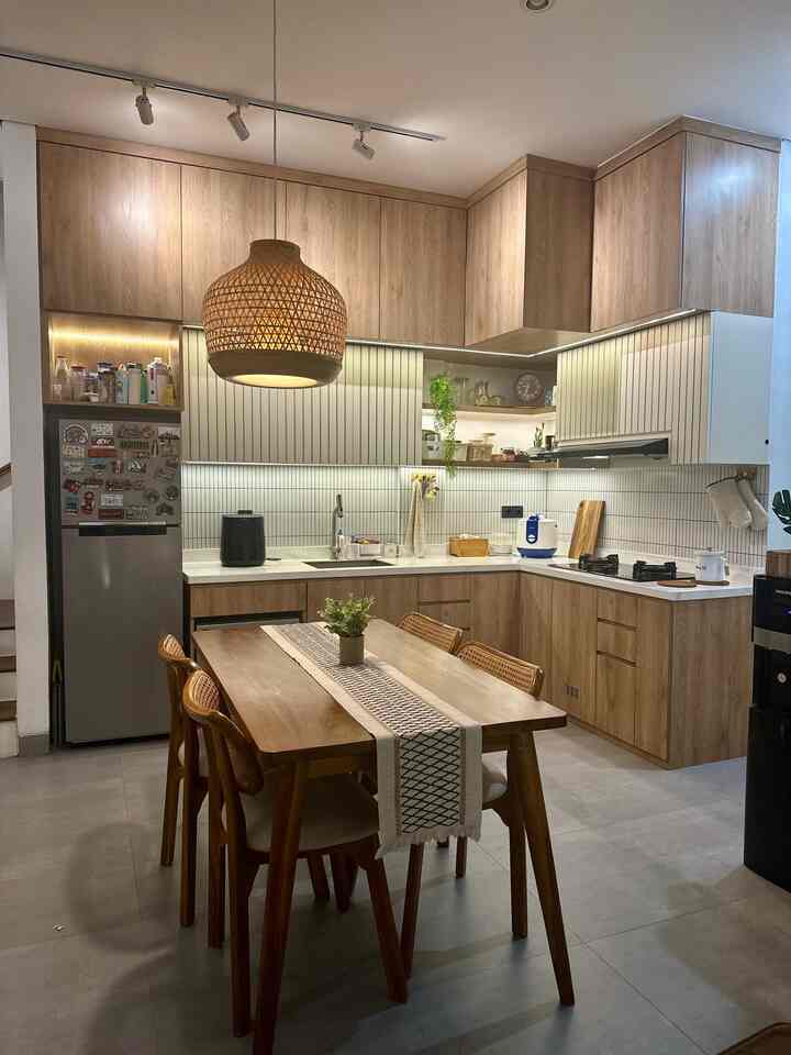 Sudut Terbuka Kitchen Set

Dulu bagian ini cuma jadi space yang diisi barang random. Tapi akhirnya kepikiran, kenapa nggak dijadiin spot cantik aja sekalian? Jadi mulai dari nambahin tanaman artificial, pasang vas mungil, sampai pilih-pilih wadah-wadah yang warnanya senada.

Ternyata perubahan kecil ini bikin suasana dapur jadi jauh lebih hangat dan enak dilihat. Sekarang tiap masak jadi makin semangat, soalnya sudut kecil ini kayak ngasih mood booster sendiri.

Kadang yang kita butuhin cuma satu sudut yang tertata rapi buat bikin seluruh dapur terasa ‘hidup’.

#KitchenSetMinimalis #MyDreamKitchen #KitchenRenovation #KitchenStyling #TanamanArtificial #LampuGantungRotan #SudutTerbukaKitchenSet #EarthTone