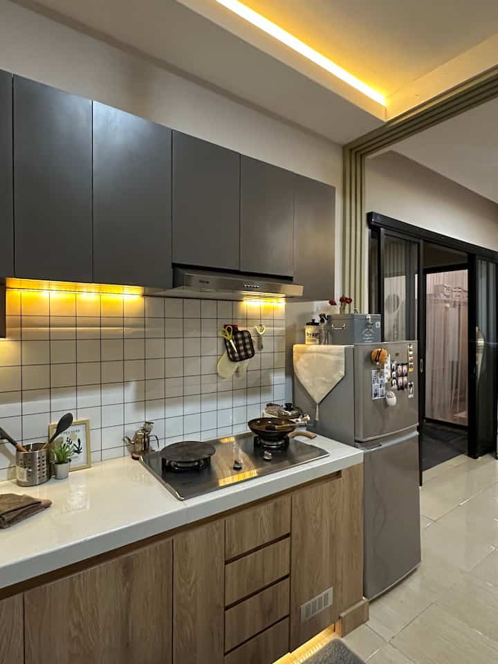 Transformasi dapur kecil dari proses pemasangan kitchen set hingga kini. Perubahan paling terlihat pada dinding backsplash, di mana kami menambahkan stiker bermotif kotak untuk menciptakan suasana baru.

#backsplash
#komportanam
#kitchenset
#hpl
#keramik 
#ledstrip
#cookerhood
#MyDreamKitchen
#KitchenRenovation
#KitchenStyling