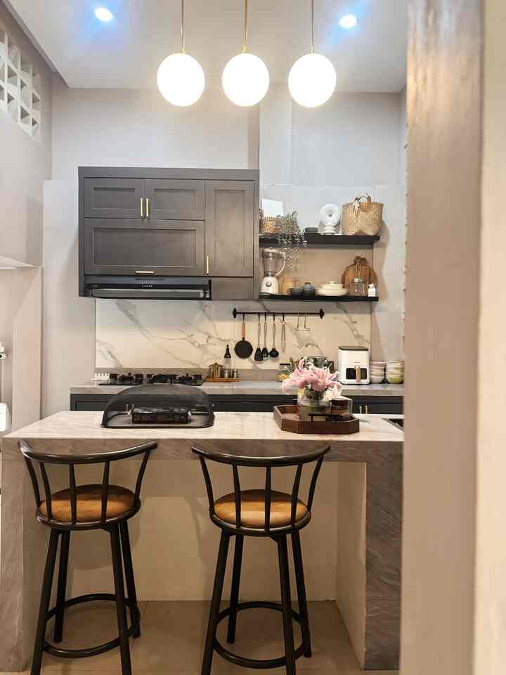 Transformasi dapur di YYhouse dalam 3 tahun terakhir ini. Belum ada perubahan significant namun tetap dipercantik dg styling sederhana menggunakan perabotan dapur. Kami memadukan warna dark grey dg ornamen2 kayu dan sedikit nuansa gold sebagai statement. #MyDreamKitchen
#KitchenRenovation #KitchenStyling #kitchentransformation #inspirasidapur #Kitchensetminimalis #KitchenInspo #DapurMungil #KitchenDesign #ModernClassicKitchen
