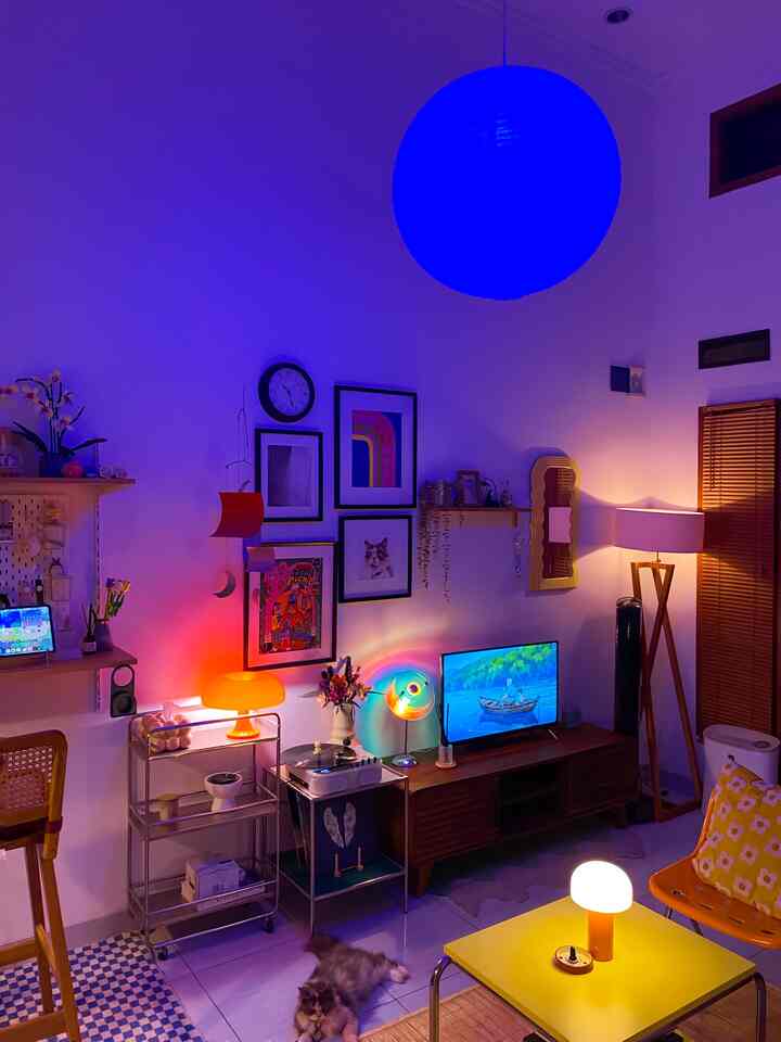 Mempercantik ruang tamu kala malam hari dengan menghidupkan sejumlah mood lamp, mulai dari bentuknya yang unik seperti jamur, lalu pencahayaan warm light 💡✨

#LampuEstetik #MoodLamp #TrolleyRack #RakMinimalis #WallHangingDecor #PosterEstetik #DekorasiEstetik #SmallDecorItems #DecorativeItems
