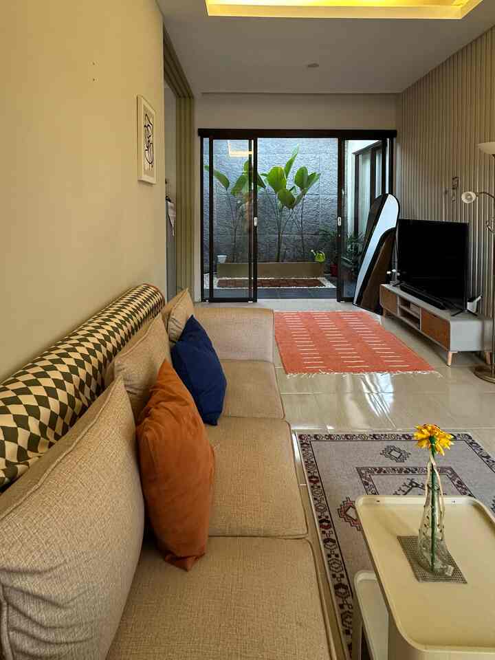 Rumah kecil, gaya besar! Dengan furnitur multifungsi, warna terang, dan dekorasi simpel, ruang tamu kecil ini bisa terasa lebih luas dan tetap cantik.

#warnacatrumah
#Sofa 
#raktroly
#lemaritv
#bantalsofa
#warnacatrumah
#karpet
#DekorasiEstetik
#SmallDecorItems
#DecorativeItems