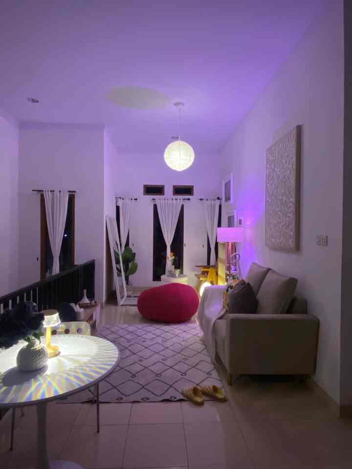 Bikin ruangan jadi lebih aesthetic :

1. Memakai karpet dengan warna natural
2. Menggunakan sarung sofa yg eye catching
3. Memakai berbagai lampu lampu
4 Kursi yg berwarna agar lebih vibrant ruangannya 

#sofaruangtamu #bantalsofa #karpetruangtamu #lampugantungikea #philips #sofaangin #kursirotan #dekorasiestetik #smalldecoritems  #decorativeitems