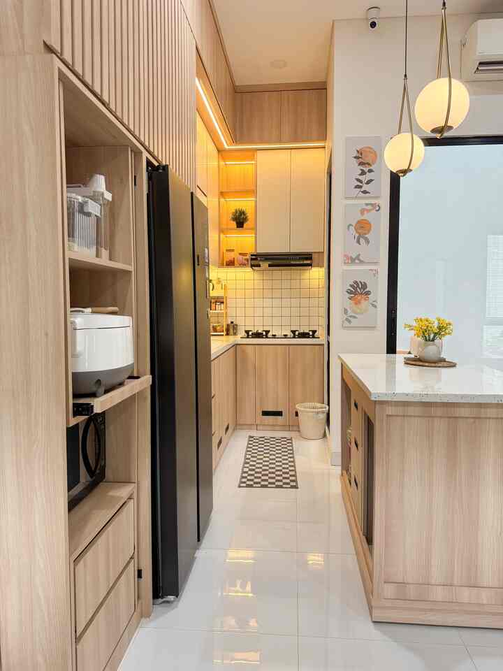Gak nyangka banget.. ternyata orang yang punya kitchen set cantik itu adalah akuu sekarang🥹 dari yang awalnya tembok aci abu abu sampe jadi full kitchenset dari atas sampe bawah🥹🫶 love bangettt sama pemilihan warna yang sangat warm dan netral ini🫶 sengaja pilih warna ini biar timeless dan lebih cerah🫶🌼 #MyDreamKitchen #KitchenRenovation #KitchenStyling #KitchenSetMinimalis #HPLKitchenSet