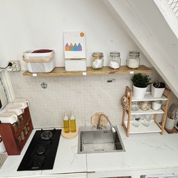 Inspirasi dapur mungil, rumah tumbuh ini .. dariii keadaan realita yang menyesuaikan dengan kebutuhan 😁 yang penting kami bisa memaksimalkan penggunaan dapur ini (walaupun dapurnya kecil). Foto terakhir adalah kondisi awal dapur rumah inii~
Jd kami melakukan sedikit perubahan agar dapurnya lebih nyaman dan indah di pakai. Salah satunya pemasangan stiker kaca pada keramik dinding, dan pemasangan ambalan.
Dengan begitu saja, ternyata dapur ini jadi punya look yang berbeda 😍
#KitchenMinimalis #DapurRumahTumbuh #DapurMungil #MyDreamKitchen #KitchenRenovation #KitchenStyling