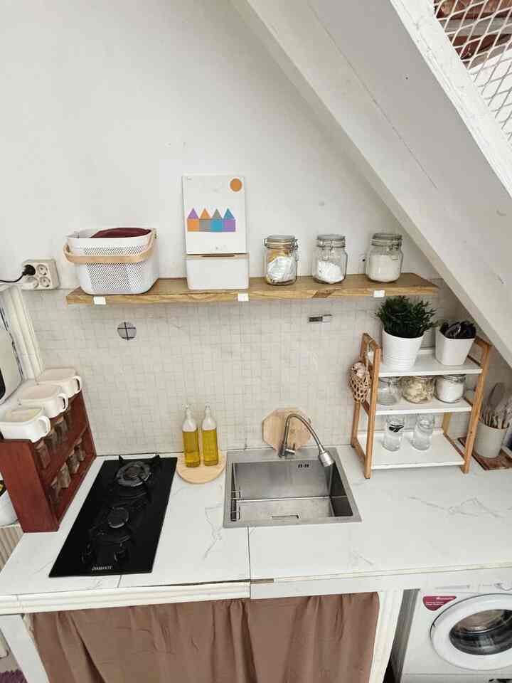 Inspirasi dapur mungil, rumah tumbuh ini .. dariii keadaan realita yang menyesuaikan dengan kebutuhan 😁 yang penting kami bisa memaksimalkan penggunaan dapur ini (walaupun dapurnya kecil). Foto terakhir adalah kondisi awal dapur rumah inii~
Jd kami melakukan sedikit perubahan agar dapurnya lebih nyaman dan indah di pakai. Salah satunya pemasangan stiker kaca pada keramik dinding, dan pemasangan ambalan.
Dengan begitu saja, ternyata dapur ini jadi punya look yang berbeda 😍
#KitchenMinimalis #DapurRumahTumbuh #DapurMungil #MyDreamKitchen #KitchenRenovation #KitchenStyling