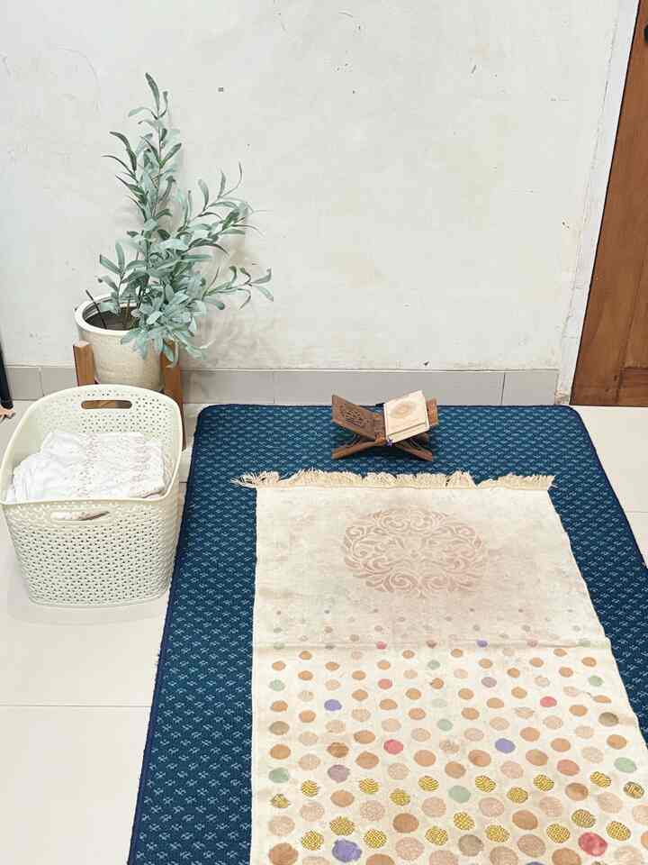 Dulu spot ini tidak terisi apa apa, tapi setelah di tata , di tambah beberapa hiasan dan barang yang warnanya di sesuaikan dengan tema. Ternyata spot ini bisa jadi tempat beribadah yang nyaman 💕
Walaupun belum banyak pernak pernik hiasan setidaknya tempat ini tetap cantik dilihat 🫶
#MusholaMini #MemanfaatkanRuang #Whitewoody #DekorasiEstetik #SmallDecorItems #DecorativeItems
