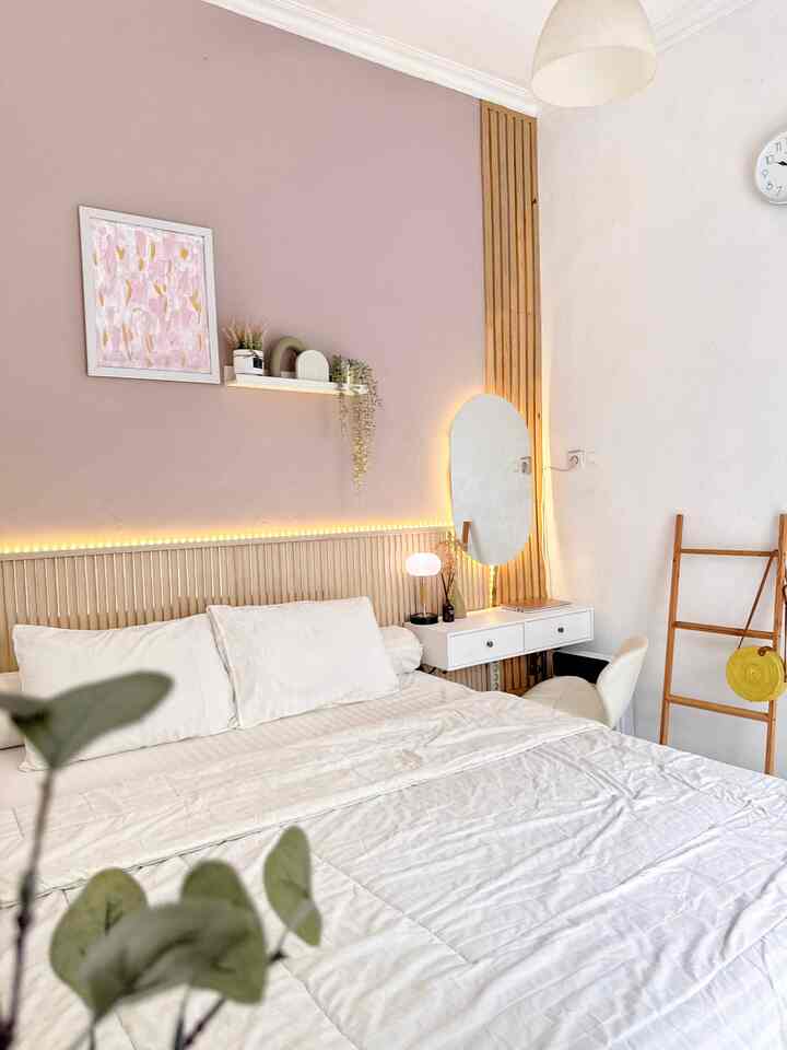 🔆 Small “Aesthetic” Decor 🔆

Menurutku, ada beberapa hal sederhana yang bisa bikin pengaruh besar dalam menciptakan ruangan estetik, yaitu:
🎀 Permainan keserasian warna
🎀 Lampu
🎀 Cermin
🎀 Dekorasi pemanis
Dan voilaaaa! ruangan kamu bisa jadi estetik seketika ✨

Keserasian warna diperlukan untuk menghindari tabrak warna berlebihan yang bisa membuat ruangan menjadi lebih sempit dan bikin pusing, bisa antara cat, dan juga furniture di dalam ruangan.

Lampu tuh ngaruh banget lho, untuk menjaga ambience ruangan tetap terasa nyaman, contohnya menggunakan lampu warm white untuk dipadupadankan dengan lampu utama dengan cool tone, jadi bisa terasa lebih mewah juga lho!

Cermin yang kelihatannya gak penting ternyata bisa bikin look ruangan lebih luas dan cantik, karena bisa memantulkan area lain dalam jarak pandang kita di satu ruangan. Kan jadi bisa foto mirror selfie gituuuu, ehehehe ☺️

Dekorasi pemanis yang aku maksud di sini bisa berupa wall decor, wall panel, atau vas bunga yang simple tapi cantik, bikin ruangan terasa lebih homey 🩷

#KamarUtama
#MasterBedroom
#RenovasiKamar
#KamarEstetik
#WallPanel
#PinkishDecoration
#DekorasiEstetik
#SmallDecorItems
#DecorativeItems