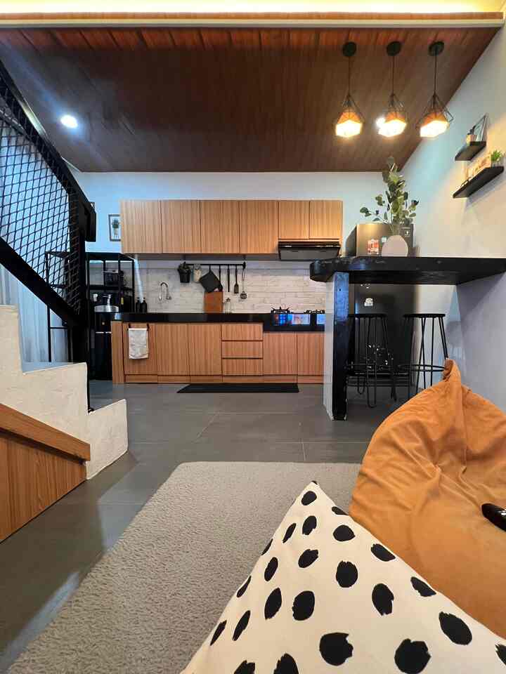 Satu-satunya ruangan open space di #BruwnHouse yaitu dapur yang menyatu dengan meja makan dan living room ✨

#BTNOAS11
#RumahOpenSpace
#RumahTanpaSekat