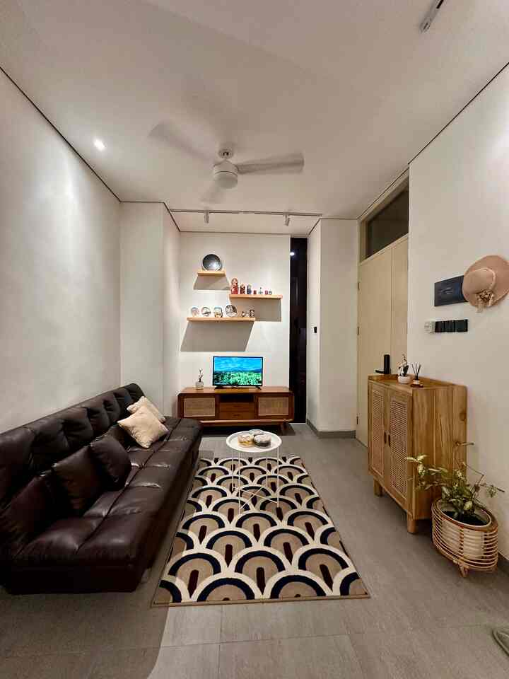 Lebaran selalu jadi momen spesial buat kumpul bareng keluarga. Di ruang TV kecil ini, sentuhan dekorasi sederhana bikin suasana makin hangat dan menyambut. Mulai dari karpet motif yang bikin ruangan tampil beda, sofa empuk buat ngobrol santai, sampai toples kue di meja yang selalu jadi rebutan pas tamu datang.

Pojok lemari rotan ini juga jadi favorit dihiasi diffuser aromaterapi dan vas bunga artifisial yang bikin ruangan wangi dan segar. Nggak perlu dekorasi heboh, cukup elemen kecil yang bikin rumah terasa lebih hidup dan siap menyambut momen spesial bareng orang-orang tercinta.

#KarpetMotif
#SofaKulit
#ToplesKueLebaran
#LemariRotan
#LebaranCantik
#DekorasiLebaran
#RamadanStyling