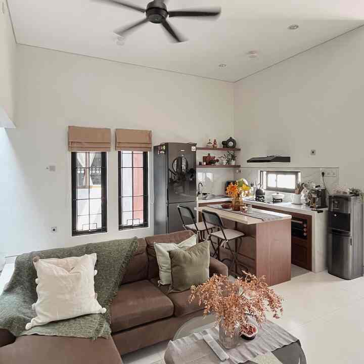 Moment yang selalu dinanti yaitu lebaran tiba. Karena di moment ini saatnya kumpul dengan sanak saudara. 

Biasanya pada moment lebaran dirumah sering kali untuk tempat berkumpul, tentunya bebersih rumah dan mengganti sedikit dekorasi jadi Lebaran vibes.

Salah satunya dengan menambahkan lampion di meja TV, pasang karpet besar dengan bulu halus juga motifnya yang etnik. 

Oh yaaa biasanya juga kami menyiapkan kue lebaran, yang kami susun di toples tutup kayu yang cantik. Jadi siap banget deh menyambut lebaran dengan hangat🤍 #KitchenSet #KitchenSetMinimalis #WarnaCatRumah  #LebaranCantik #DekorasiLebaran #RamadanStyling #LebaranVibes #RumahMinimalisModern