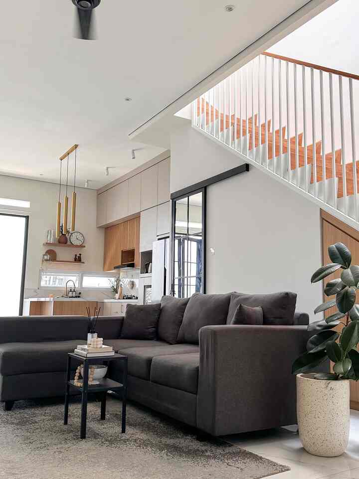Living room yang bergabung dengan Dining-Kitchen (atau istilahnya LDK room), tempat di mana keluarga kami banyak menghabiskan waktu untuk bersantai terutama di malam hari sambil melepas lelah. Walaupun posisi ruangan ini di tengah-tengah rumah yang bentuknya memanjang, pencahayaan yang maksimal tetap bisa didapatkan dari folding door kaca yang cukup lebar menuju taman belakang, serta skylight di atas area tangga.

#BTNOAS11 #RumahOpenSpace #RumahTanpaSekat
#livingroomstyling #dekorlivingroom #livingroommakeover #livingroomminimalis #livingroomnetral #rumahmodernminimalist