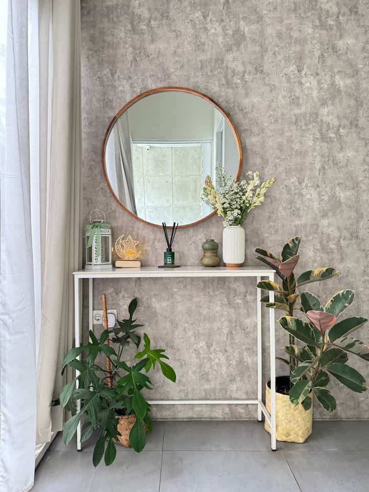 Lebaran Sebentar Lagi ✨✨

voyerku sebagai hal pertama yang dilihat tamu ketika masuk ke pintu utama, dihias bernuansa idul fitri

yang tadinya bertema dekorasi jawa modern, berubah jadi tema lebaran hijau putih. tidak lupa memasukkan unsur alami seperti tanaman hias dan tentu saja bunga potong segar yang wangiiii 🥹🥹✨

selain itu ada juga hiasan ramadan lain seperti bulan bintang, lampion dan reef diffuser waran hijau 💚💚

#voyer #LebaranCantik #DekorasiLebaran #RamadanStyling #putihhijau #Modern #tanamanhias #cerminkayu