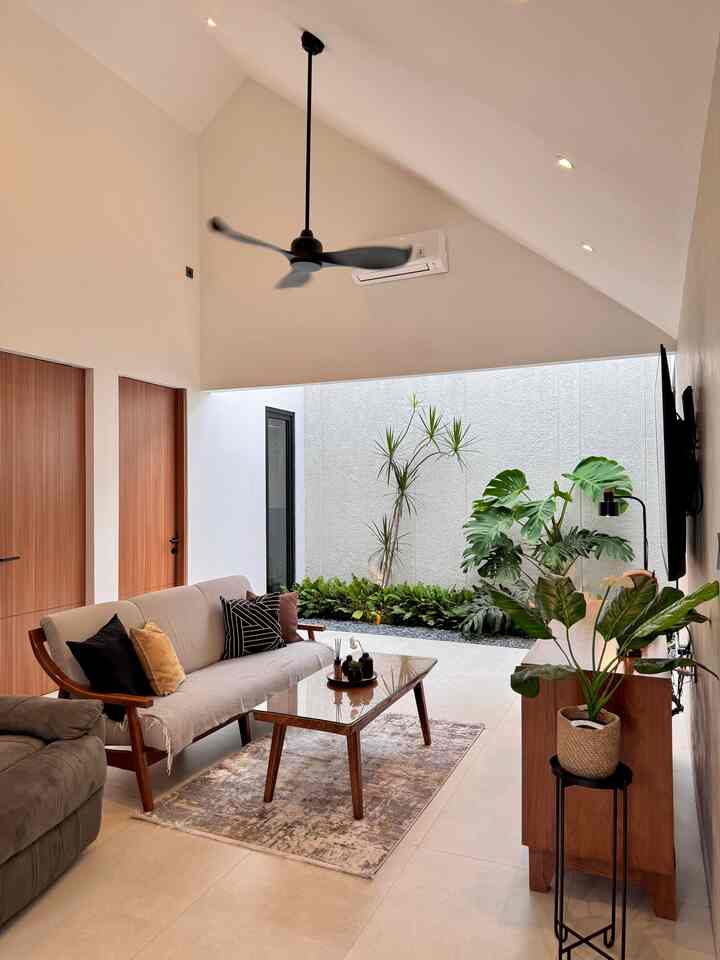 Siapkan ruang tamu yang cantik dan nyaman untuk menyambut Lebaran! 🌼✨ mulai dengan dengan memilih warna cerah dan dekorasi yang hangat. Tambahkan bantal-bantal berwarna, karpet lembut, dan sentuhan hijau dari tanaman. Jangan lupa, siapkan area duduk yang nyaman untuk berkumpul bersama keluarga dan sahabat. Selamat menyambut Lebaran dengan suasana yang penuh cinta! 🤗❤️

#DekorasiRumahMinimalis #RekomendasiLampu #RumahMinimalisTropis #LebaranCantik
#DekorasiLebaran
#RamadanStyling