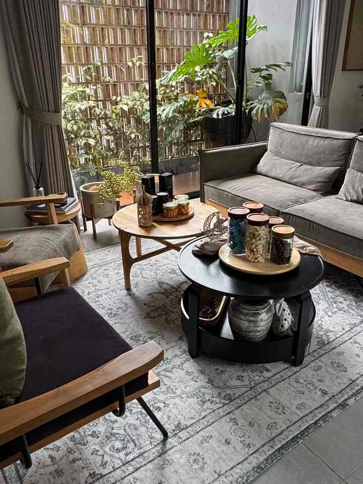 Menyambut lebaran 

Pastinya mulai menata meja isinya kue kue lebaran, dan dibuat 2meja agar toples makanannya muat yaa

Karena kami bukan tim mudik, otomatis menjadi tuan rumah karena saudara pada nginep libur lebaran 

#bumitimi #lebarancantik #dekorasilebaran #ramadanstyling #livingroom #lantaiabu #openplan