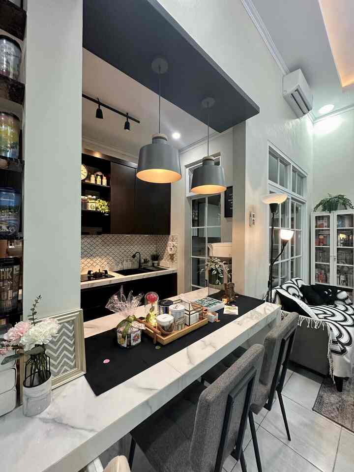 • Persiapan Lebaran Idul Fitri •

Hello, O!House friends, persiapan lebaran di Himfaris’s House sederhana saja. Aku memasang taplak meja (yang aslinya adalah bed runner 😂) di meja makan, lalu aku letakkan kue-kue kering dan beberapa jenis snack di atasnya. 

Sebagai dekorasi, aku meletakkan bunga dalam vas, frame dan dekorasi bernuansa gold, tanaman artificial dan lampu mawar yang cantik.


#FrameFotoGold
#BuketBunga
#TaplakMejaMakan
#LampuGantung
#LebaranCantik
#DekorasiLebaran
#RamadanStyling