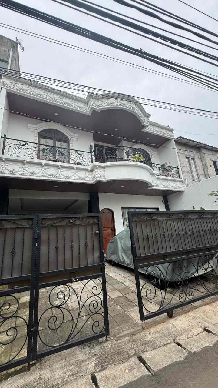 Fasad rumah yang serba black & white membuat rumah terasa lebih clean.

Sentuhan warna kayu pada plafond pvc menambahkan kesan sejuk dan homey.

#cat #catdulux #plafondpvc #catexterior
#fasadrumah #pagarrumah #roaster #lampuled #pintualumunium #rumahminimalis