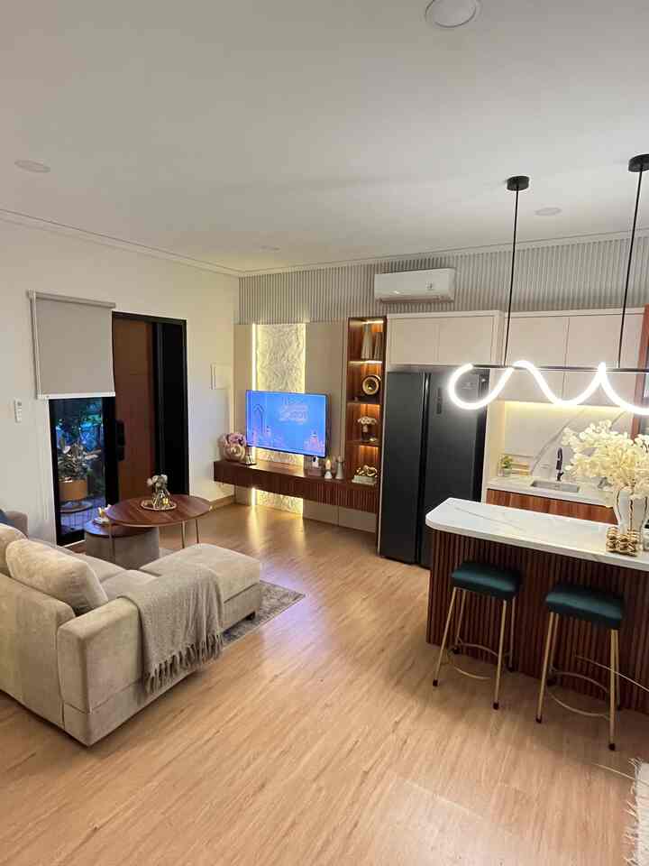 Buat kalian apa sih yang membuat lebaran istimewa? Sampai harus effort banget macet macetan mudik, keluar budget 2-3 kali lipat dibanding bulan bulan biasa? Buat aku lebaran adalah moment dimana kita bisa menyambung silaturahmi ke sanak saudara yang di hari biasa kita gak bisa ketemu. Pandangan lain lebaran adalah adu pamer, pertanyaan pertanyaan yg terdengar membebani, tapi tergantung kita jg menyikapinya seperti apa, apapun itu ambil baiknya buang buruknya, jaga hati biar tetap positif 🥰. Untuk menciptakan vibes lebaran di rumah, biar ati adem saat ngobrol ngalor ngidul, aku menambahkan dekorasi khas seperti lilin, lentera, dan jg pengharum ruangan jd kita tetep rileks ketika ditanya kapan nambah anak huehehe.. #lebarancantik #dekorasilebaran #ramadanstyling #paneldinding #backdropsimple #livingroom