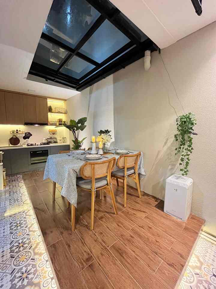 Masih suasana lebaran, meja makan kamipun distyling lebih dari biasanya namun tetap sederhana, bunga bunga artificial dengan warna lembut membuat meja makan kami lebih hangat dan cantik, lilin lilin kami tambahkan untuk menambah kesan romantis. #lebaranstyling #ruangmakan #dekorasilebaran #dapurminimalis #kitchenset