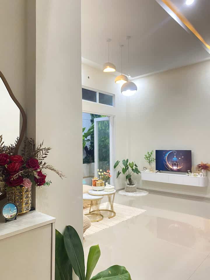 Family moment and cozy time🕌

Alhamdulillah, tahun 2025 ini adalah tahun pertama kami merasakan lebaran dirumah sendiri
Toples berisi kue favorit, diffuser dengan aroma menenangkan serta pernak pernik khas idul fitri membuat ruangan ini semakin cozy dan ceria di hari yg fitri
Di ruangan ini, sebentar lg kami akan bersiap menyambut keluarga dan tamu dengan vibes yg lebih khusyuk

Happy eid mubarak to you and your family✨🙏🏻

#LivingRoom #WarnaCatRumah #PlavonGypsum #LebaranCantik #DekorasiLebaran #RamadanStyling #DeiraaHouse 

