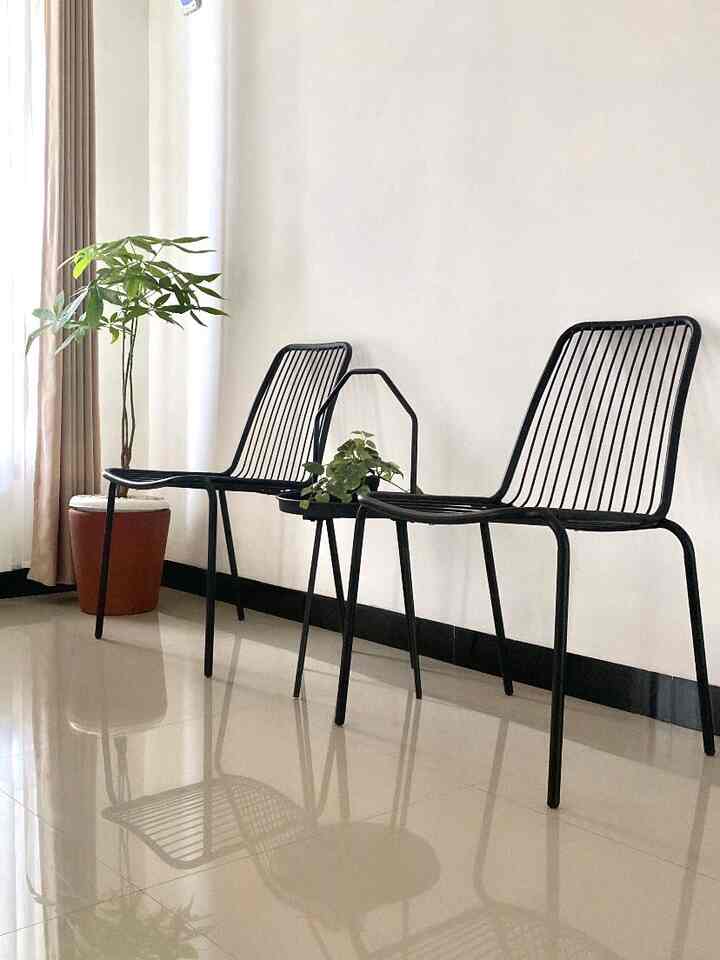 Kursi yang seharusnya ada di teras, kami masukkan dalam ruang tamu supaya tidak terlalu kosong. Karena sofa belum mampu kami beli 🤭 #kursi #kursiminimalis #kursimetal