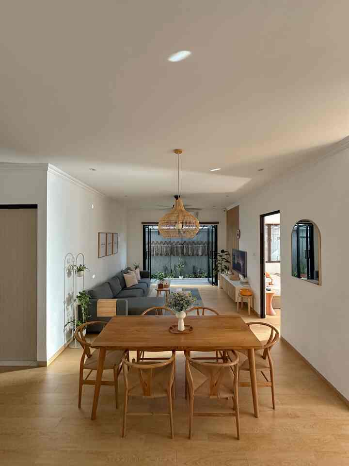 Dining room ini menyatu dengan living room kami. Layout meja makan yang semula tidak terpikir olehku ternyata membawa kesan manis sebagai pembatas ruangan. Awalnya meja makan ini seharusnya berada didepan kitchen island. Tetapi kok malah jadi sempit ruang geraknya. Ternyata dibuat seperti ini malah seakan-akan menjadi pembatas kamuflase antara ruang makan dan ruang keluarga. 

Untuk dining table set ini aku custom dari Jepara dan menjadi investasi terbaik karena selain cantik banget looknya, tapi juga timeless model dan warnanya. Recommended sih ini 😍😍😍

#diningarea
#diningtableset
#furniturekayujati
#customfurniture
#mejamakanminimalis