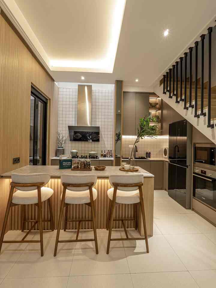 Gak kerasa lebaran sebentar lagi, waktunya masak masak sambil siapin cemilan dan sedikit dekorasi menyambut hari raya. Seru seruan ngobrol sama saudara sambil ngemil dan makan hidangan lebarang bareng di ruangan ini bener bener momen yang ditunggu tunggu✨
#LebaranCantik #DekorasiLebaran #RamadanStyling #KitchenSet #Wallpanel #WarnaHPL