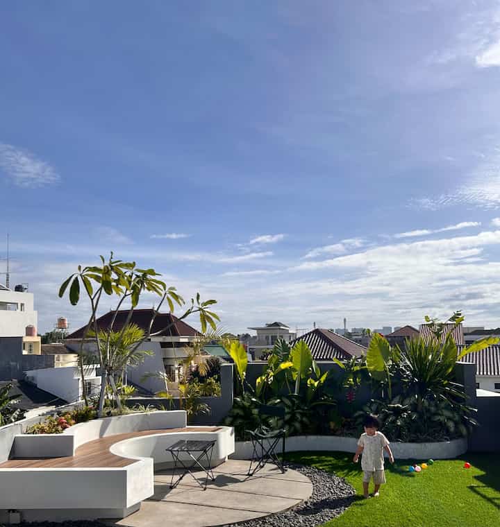 Sudut favorit di rumah ✨☀️
Area rooftop ini paling disukai oleh anak karena bisa bermain bola dan lari lari.
Habis hujan lebat semalam, paginya dapat matahari pagi cerah. Pas banget buat jadi momen main sama anak.

#Rooftop #Roofgarden #MejaCamping #RumputSintetis #Benchgarden #SudutFavorit #RuanganFavorit #LoveWhereYouLive
