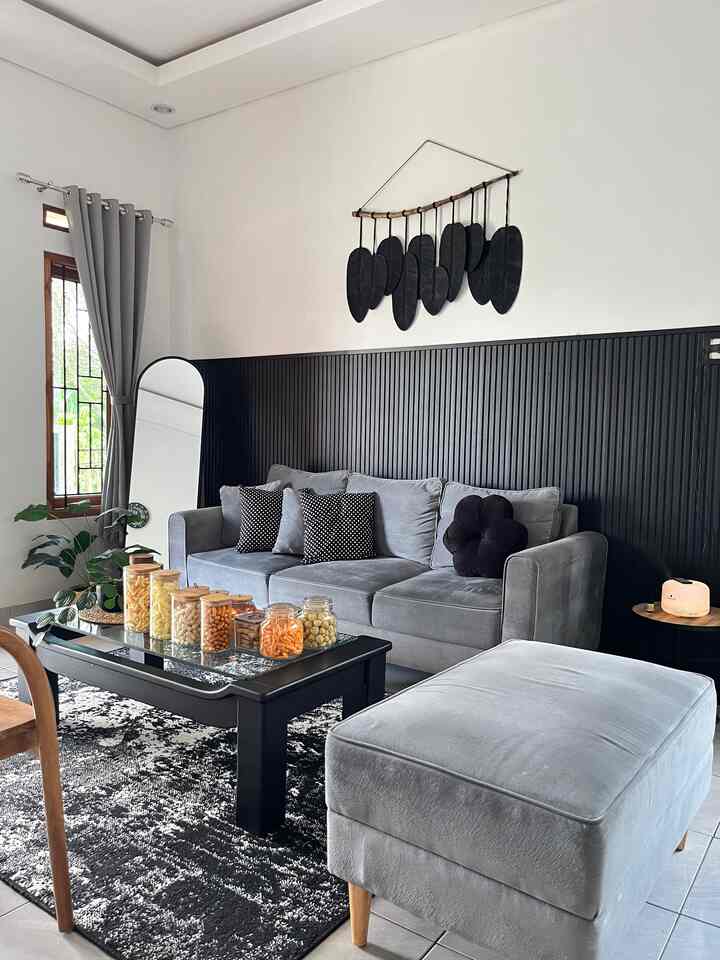 Haai ga kearasa ya besok udah mau lebaran lagi, ini caraku dekorasi menyambut lebaran hihi. Udah keliatan banget kan banyak snak dalam toples dalam meja biasanya disini hanya ada toples kosong wkwkw. Aku suka sekali toples kaca dengan tutup kayu seperti ini kelihatan cantik dan estetik sekali kan.

#bumigerrd #TopelsKaca #KarpetAbstrak #SofaRetro #TanamanArtificial #LebaranCantik #DekorasiLebaran #RamadanStyling #LivingRoomMinimalist #LivingRoomMonochrome #DekorasiLivingRoom 