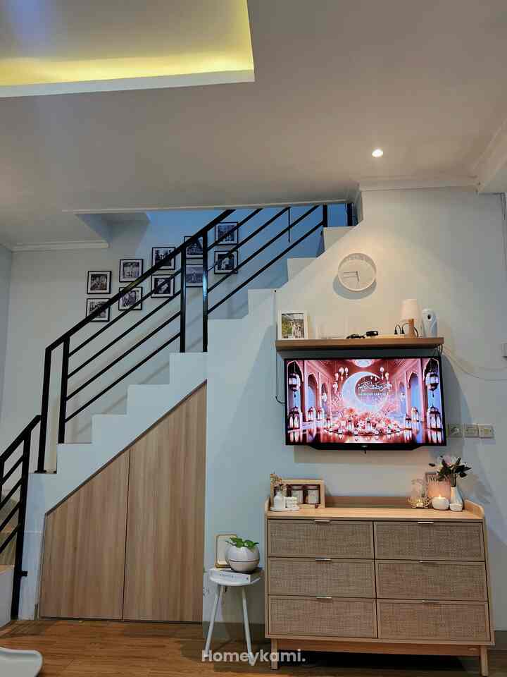 Moment lebaranku selalu terasa istimewa ketika berkumpul bersama keluarga. Dekorasi kecil membuat tampilan menjadi lebih hangat dan nyaman. Apalagi ditambah lighting warm dan cemilan manis bikin nonton bareng jadi lebih seru dan bikin lupa waktu hehe.

Kalo tetangga online moment apasih yg biasanya dilakuin kalo lagi kumpul hari raya?🫶🏻


#framefotoputih #topleskueplastik #vasbungakering #dekorasiidulfitri #LebaranCantik #DekorasiLebaran #RamadanStyling