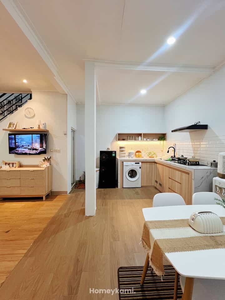 3 area digabung jadi 1. Yapps ini rumah mungilku dengan konsep open plan🫶🏻
Living, dining, kitchen ini dibuat tanpa sekat agar ruangan terkesan luas. Selain itu pemilihan warna yg terang membuat ilusi ruangan juga tampak bersih dan lega.

Gimana menurut tetangga online? Suka dengan konsep open plan?🥰



#storagekayu #karpetmorocgrey #plafongypsum #lampudownlight #SudutFavorit #RuanganFavorit #LoveWhereYouLive