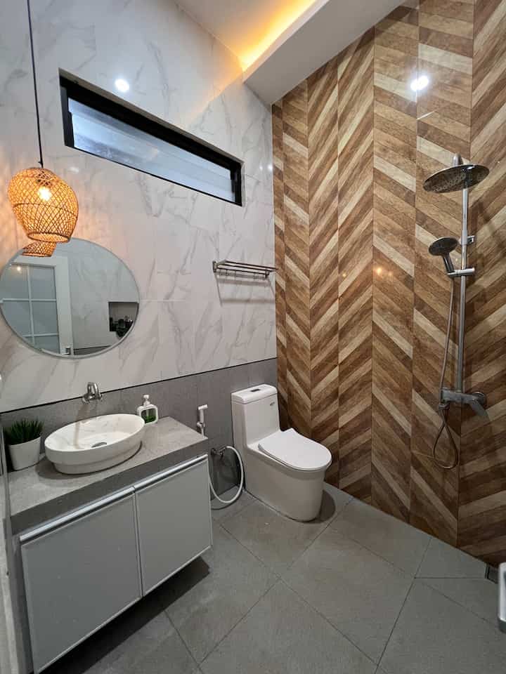 Kamar mandi kedua dirumahku. Letaknya di lantai satu. Ukurannya 2mx2m. Menggunakan 3 tipe keramik dengan warna dan motif yang berbeda. 
Lantai dan dinding bawah : smoke grey 50x50
Dinding atas : white marble 25x50
Sisi Shower : wood 50x50
Makin cantik dan fungsional dengan niche untuk tempat botol sabun, shampo dll. 

#kamarmandi #bathroom #keramikkamarmandi #keramik #kamarmandiminimalis #kamarmandicantik #makeoverkamarmandi #inspirasikamarmandi #kamarmandi2x2