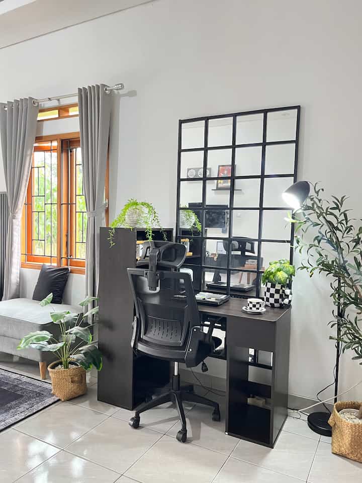 Setelah sekian lama pengen punya tempat kerja khusus akhirnya kesampaian juga. Dengan bentuk minimalist tapi meja kerja ini tetep mempunyai banyak tempat penyimpanan selain itu harganya juga terjangkau. 

#BumiGerrd #MejaKerja #KursiKerja #TanamanArtificial #MugCatur #DekorasiRuangKerja #DekroasowBudget #LampuLantai #VasTanahLiat