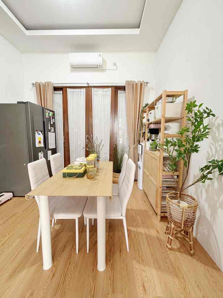 Ruang makan adalah area yang paling sering di tempati saat momen lebaran. Biasanya segala jenis makanan dan cemilan akan tersaji di meja makan ini.

Tidak banyak dekorasi atau pernak-pernik lebaran, hanya toples dan kue lebaran yang bikin momen ini terasa spesial.

Semoga lebaran tahun ini mendatangkan kebahagiaan untuk kita semua. Selamat lebaran untuk tetangga online. Mohon maaf lahir dan bathin 🙏

#LebaranCantik #DekorasiLebaran #RamadanStyling #MomenLebaran #IdeDekorasiLebaran #Lebaran2025 