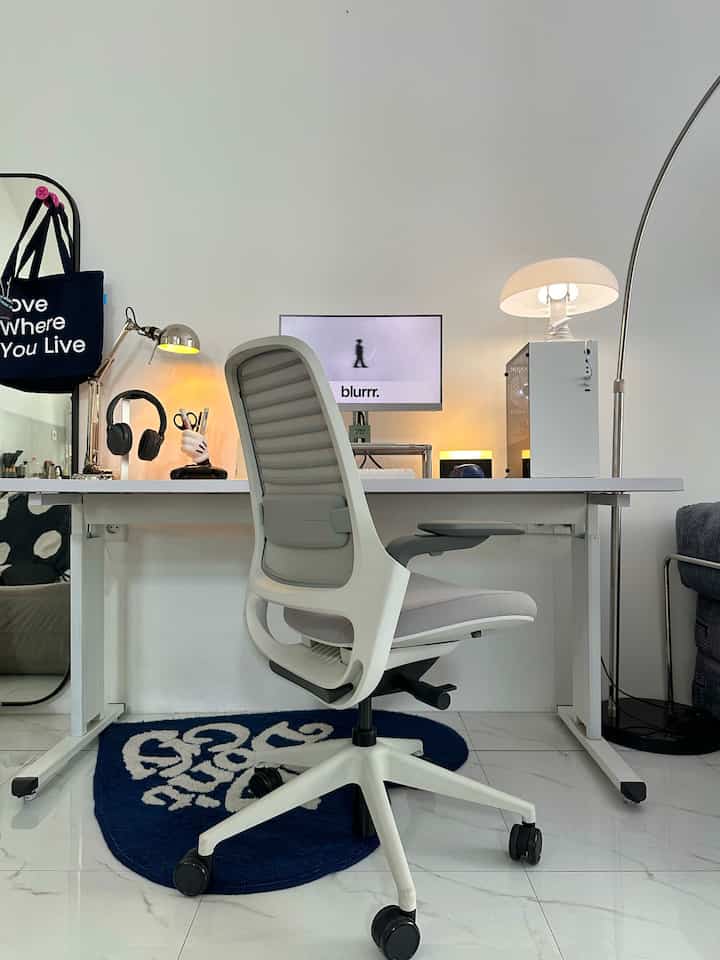 Akhirnya punya kursi kerja yang ergonomis juga 🥹✨
-
kenapa kita pilih kursi ini? karena desainnya yang minimalist bisa menyatu dengan meja kerja. selain estetik, kursi ini sangat nyaman sekali menopang tulang belakang dan bikin betah beralama” di depan komputer 

#KursiKerja #KursiErgonomis #DeskSetup #MejaKerja #Minimalis #aesthetic #angkahouse #monitormini #CatDinding #CatRumah 