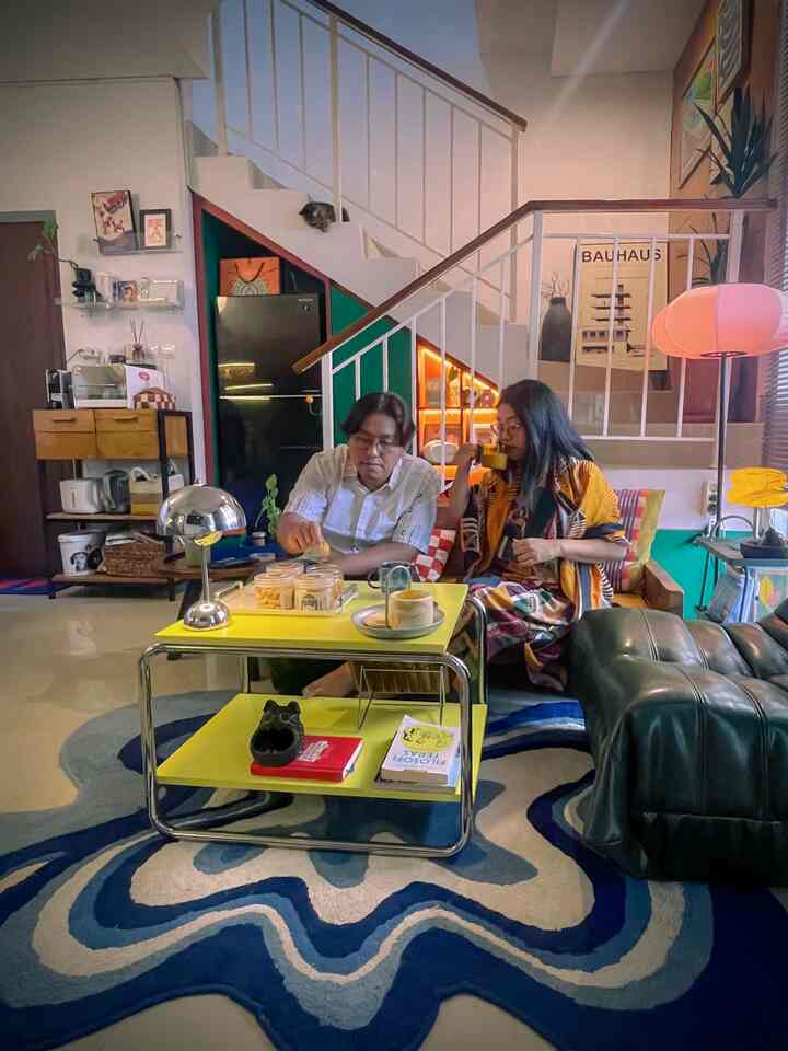 Menyambut Lebaran dirumah first21.haus✨🌙
.
Berhubung kami mudik ke kampung orangtua, utk menyambut lebaran kita fokus pada kerapaian dan kebersihan rumah..
.
Salah satunya menambah kabinet pada wastafel di powder room. Karna dimanfaatkan utk stok galon, saya hanya menambah pintu soft closing, tidak full sampai lantai agar jika terkena air akan mudah mengalir ke floor drain dan mudah dibersihkan.
.
Tidak lupa menyiapkan hampers utk keluarga dirumah. Ditemani dekorasi seperti lilin aroma terapi berbahan concrete yg estetik, candle holder, coaster gelas, vas bunga dan nampan plastik glossy utk tempat cemilan. Terakhir adalah lampu meja dan lampu lantai yg menambah hangat suasana lebaran.
.
Selamat Hari Raya Idul Fitri dan berkumpul dgn keluarga tersayang ya teman-teman semua 🙏😇
#LebaranCantik #DekorasiLebaran #RamadanStyling #LampuMeja #LampubesiChrome #LampuSilver #NampanMejaEstetik #CandleHolder #LilinAromatherapy #siliconepouch #decluttering 