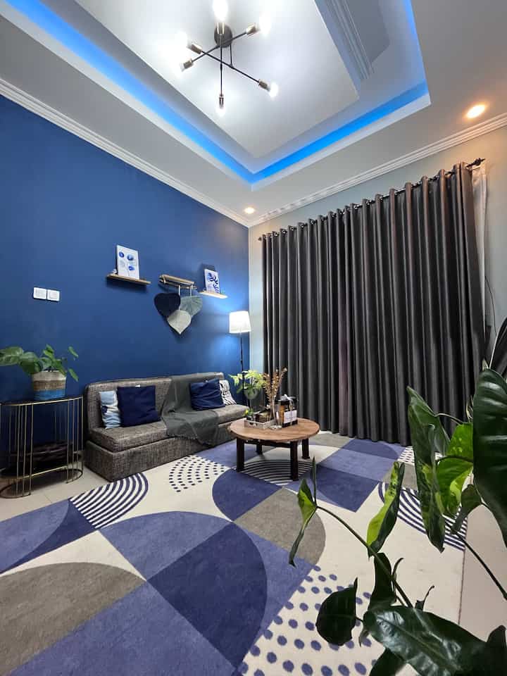 Sebulan penuh kita menjalankan ibadah puasa, tiba saatnya untuk meraih kemenangan di Hari Raya Iedul Fitri, hari penuh kebahagiaan, semua umat muslim bersuka cita. 
Supaya Lebaran makin terasa vibesnya, rumah pun kami hias dengan ornamen bunga ecalyptus gold, hampers kue lebaran, lentera juga pewangi ruangan.

#LebaranCantik
#DekorasiLebaran
#RamadanStyling
#LebaranVibes
#Livingroom
#KarpetIKEA
#Sofa
#Gorden
#Desainruangtamu