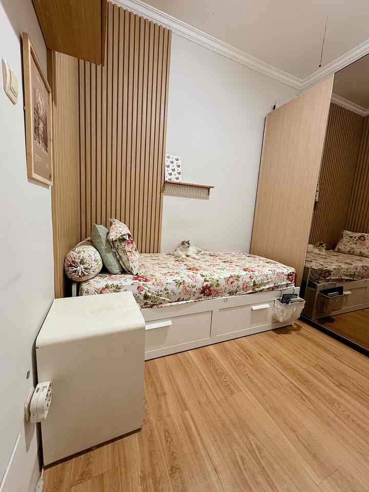 Kamar tidur ukuran 3x3 yang merangkap jadi kamar kerja suami. 
Pakai kasur single biar kamar agak luas.


#kylehome #kamartidur #kamartidurmininalis #kamartidur #rumahdeveloper #lantaivinyl #wpc 