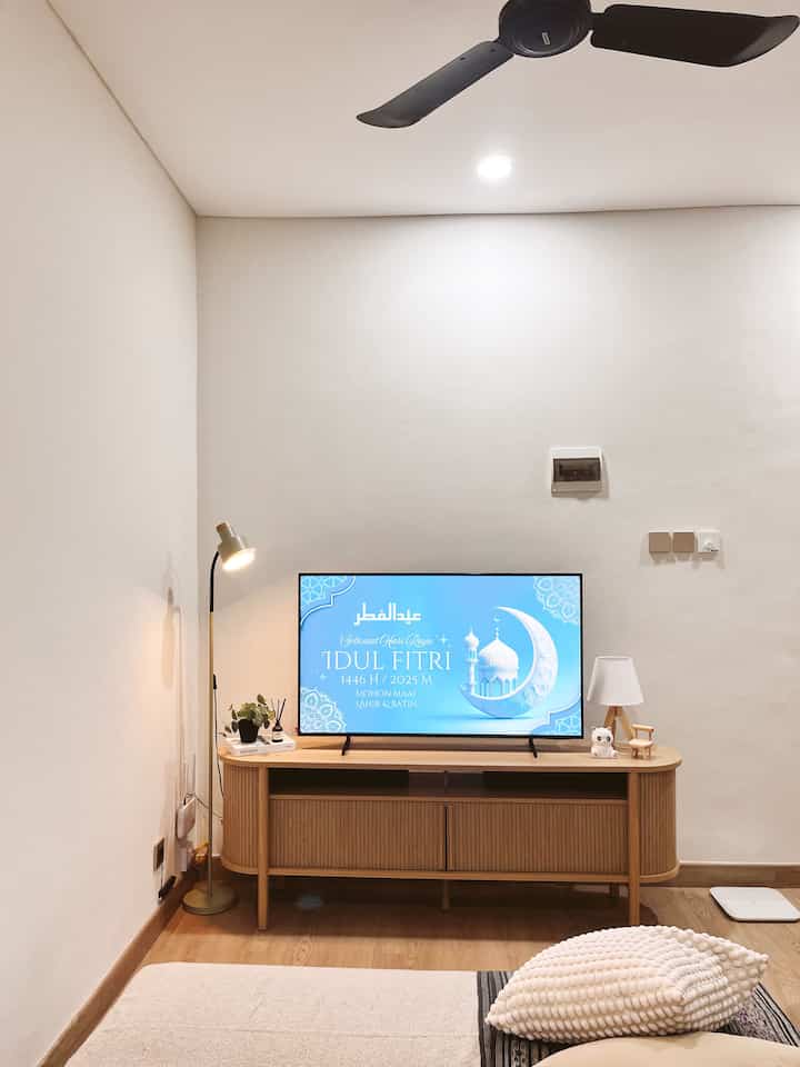 Dalam rangka menyambut Idul Fitri, tidak banyak yang berubah pada interior dan dekorasi rumah. Pencahayaan warm white masih menjadi andalan agar ruangan terlihat hangat dan nyaman. Tidak lupa reed diffuser agar momen lebaran menjadi lebih menyenangkan.

#LivingRoomNyaman
#LivingRoomMinimalis
#LebaranCantik
#DekorasiLebaran
#RamadanStyling