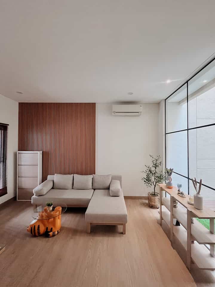 Untuk menyambut lebaran, ciptakan suasana baru cukup dengan re-layout ruang tamu. Tak lupa sedikit tambahan ornamen dekorasi Idul Fitri untuk mempercantik ruangan.

#LivingRoomJapandi
#JapandiMinimalis
#LebaranCantik
#DekorasiLebaran
#RamadanStyling
#ReLayout
#RumahOpenSpace