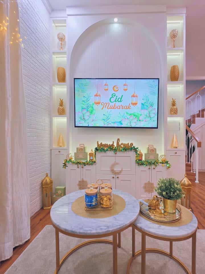‼️ Dekorasi Spesial Untuk Momen Istimewa

Hari raya Idul Fitri (Lebaran) adalah salah satu momen istimewa yang penuh berkah. 

Kebetulan tahun ini kami absen mudik, jadi untuk menyambut hari yang istimewa kami menyempatkan untuk mendekor salah satu area open space favorit di rumah #casadeharsa. 

 Dekorasi sederhana spesial lebaran bikin suasana rumah jadi terasa lebih syahdu dan hangat. Jadi tamu yang datang akan merasa lebih nyaman dan betah lama-lama berkumpul bersama dirumah.

Berikut beberapa item dekorasi yang kami tambahkan untuk menyambut lebaran tahun ini:

✅ Hiasan dinding (walldecor) kayu bertuliskan “Eid Mubarak”

✅ Hiasan (dekorasi) meja dan gantung religi khas lebaran/ramadhan seperti lampion, masjid, bulan sabit, dll.

✅ Toples cantik untuk snack dan cemilan.

✅ Slinger rumbai mixed masjid dan ketupat.

✅ Karpet, sarung bantal sofa, taplak meja makan dengan warna senada dengan tema area ini (putih, gold, cream)

Selamat Idul Fitri untuk semua sahabat Ohouse yang merayakan, semoga iman & hati kita kembali suci dan mohon maaf lahir batin yah! 

#vinyl #walldecor #karpet #sofa #kabinettv #lebarancantik #dekorasilebaran #ramadanstyling  #dekorasiidulfitri #dekorasiramadhan #livingroom #idulfitri #ruangtamu #ruangkeluarga #openplan #dekorasiruangtamu #dekorramadhan #homedecoration