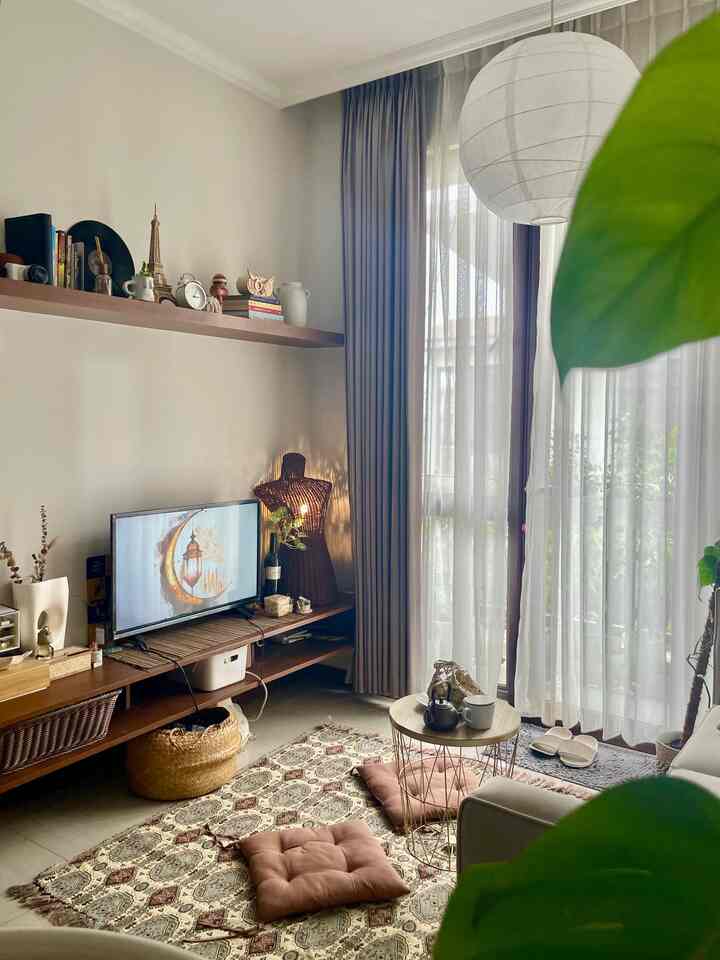 Momen lebaran itu selalu terasa spesial, mulai dari kehadiran tamu dan saudara sampai makanan khas lebaran yang kita nikmati bersama keluarga. 
Di Living Room inilah kami berbagi cerita, canda, tawa setelah sekian lama tidak bertemu, suasana pun didukung dekorasi lebaran seperti karpet dubai yg memberi kesan etnik. 


#Karpetdubai #ketupat #ruangtamu #lebarancantik #dekorasilebaran #RamadanStyling