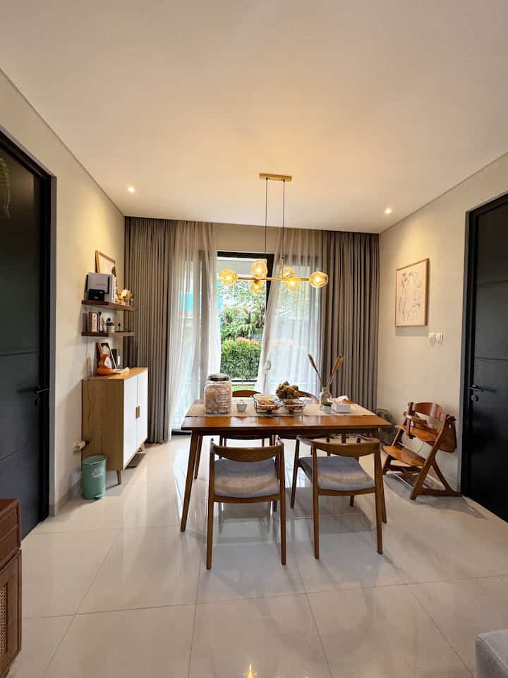 Meskipun aku tidak merayakan lebaran, namun momen ini selalu jadi waktu yg spesial buat berkumpul bareng keluarga dan orang-orang
tersayang💛 Suasana hangat, obrolan penuh tawa, dan rumah yang tertata cantik bikin
momennya makin berkesan. Inilah suasana dining area ku saat momen lebaran menyambut keluarga tersayang, ngga lupa ketupat & teman-temannya hihi 💛

#KitchenSet /
#KitchenSetMinimalis / #PlavonPVC /
#WarnaCatRumah / #WallpaperDinding /
#WallpaperEstetik / #Cat
#LebaranCantik
#DekorasiLebaran
#RamadanStyling 