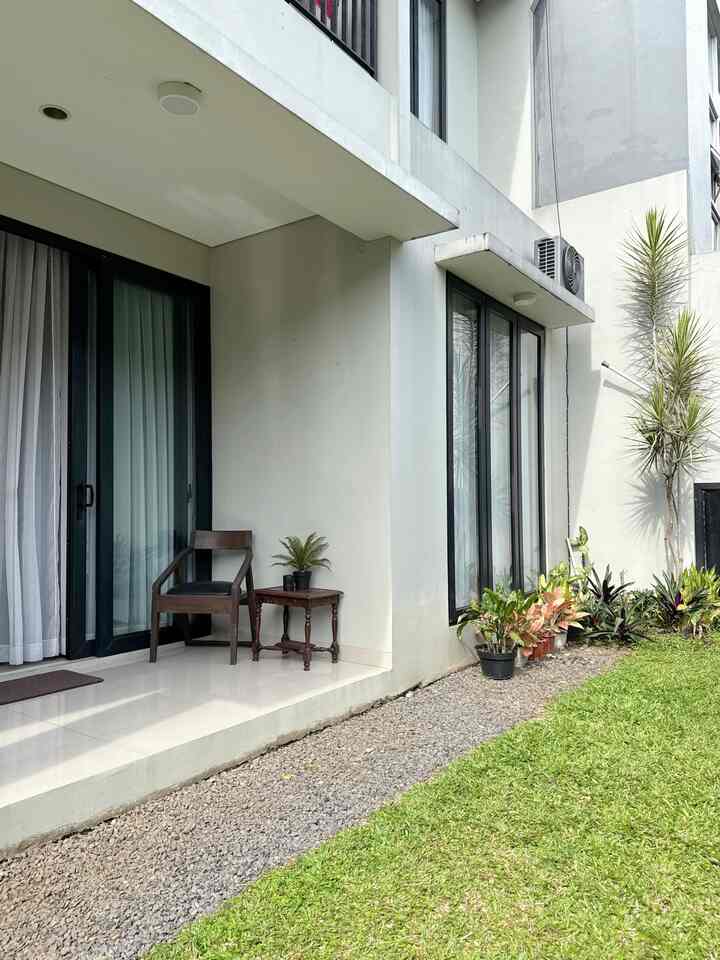 Teras luar rumah adalah area terbuka di sekitar rumah, baik di depan, samping, atau belakang, yang berfungsi sebagai ruang transisi antara bagian dalam dan luar rumah, sering digunakan untuk bersantai, menerima tamu, atau sekadar menikmati suasana. 🤎🤎🤎

#TerasRumah #sampingrumah
#tamansamping #tamanrumah
#rumahdeveloper #rumahminimalis
#rumahhook #bandung #cimahi 
#pagarrumah #catrumah 