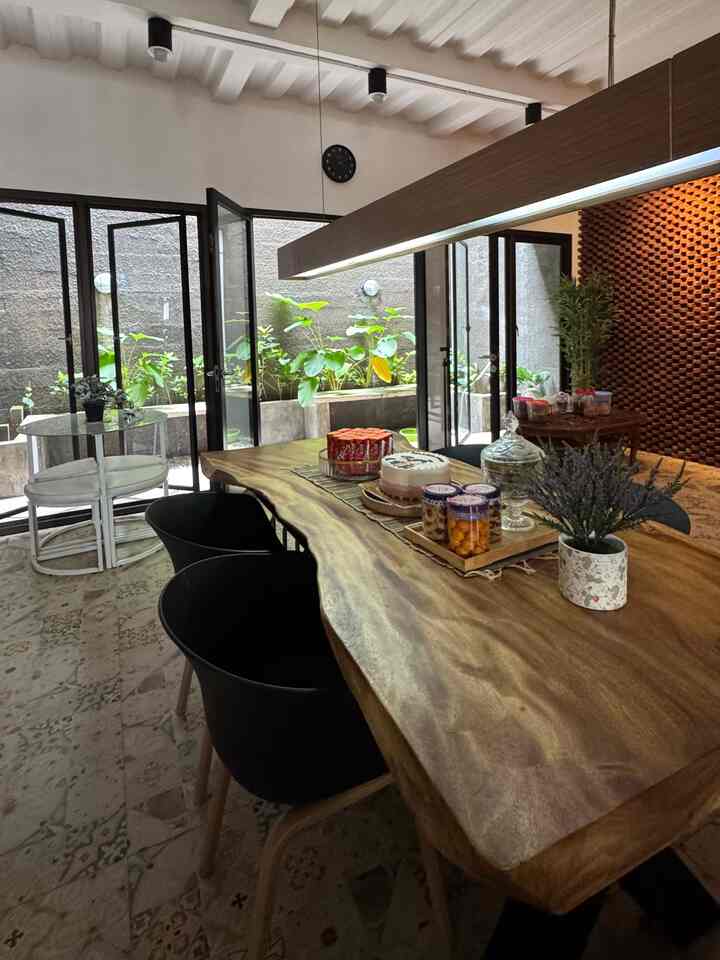 Selamat Hari Raya Idul Fitri 1446 H, maaf lahir batin yah semua 😍😍😍
Bismillah smoga dipertemuka kembali di bulan suci Ramadhan tahun depan Aamiin YRA 🤲

Momen hari raya yang selalu dinantikan umat muslim seluruh dunia, menata ruang makan adalah sesuatu yang paling kutunggu, disini akan jadi tampat favorit keluarga..aku menyediakan snack dan minuman favorit untuk menyambut tamu, juga kutambahkan dekorasi bunya serta taplak meja yang bikin meja makanku manis hehehe

Dan yang penting harus rapi dong pastinya 🩷

#LebaranCantik
#DekorasiLebaran
#RamadanStyling
#IdulFitri2025
#MomentLebaran
#DekorasiBungaArtificial
#MejaKayuAesthetic
