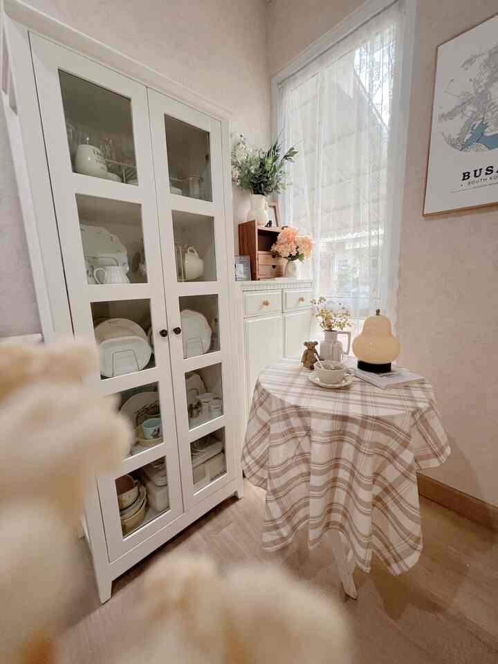 Kalau di tanya sudut fav aku di rumah itu area tableware kesayangan aku berada, tersusun rapi dan aku biasanya menggunakan meja lipat ngeteh di dekat jendela sambil merenung 🤍karna rumahku mungil aku menggunakan funiture yg beragam , seperti lemari kaca dengan banyak sekat agar piring gelasku tersusun rapi juga meja lipat yg bs aku pindahkan bila sedang tidak aku gunakan, dengan dipenuhi bunga" artificial membuat sudut ini menjadi cantik #sudutfavorit #ruanganfavorit #lovewhereyoulive #wallpaperestetik #warnacatrumah #ruangsantai #livingroom #tempatngeteh 