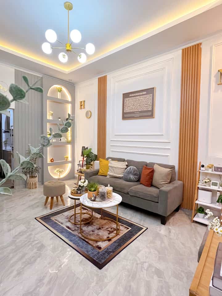 Karena momen lebaran tahun ini tidak mudik, jadi kami dekorasi area ruang tamu ini sebagai tempat berkumpul keluarga dan menerima tamu.

Kami dekorasi dengan sangat simple menggunakan karpet motif abstrak dengan cover sofa warna netral, tidak lupa sajian kue lebaran dengan toples transparan dan dekorasi lentera lampu idul fitri. 

Semoga memginspirasi🤗

#LebaranCantik #DekorasiLebaran #RamadanStyling #ToplesLebaran #KarpetAbstrak #CoverSofa #LampuGantungMinimalis