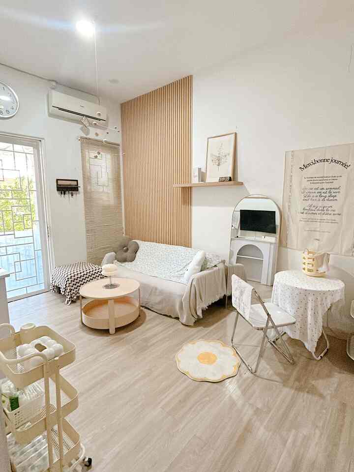 Ruang keluarga yang menyatu dengan coffe table yang ada disudut sebagai tempat favorite ketika bersantai di pagi hari,aku decor minimalis aja 
#coffetable
#stikervynil
#kursi
#wpc
 #SudutFavorit
 #RuanganFavorit
 #LoveWhereYouLive