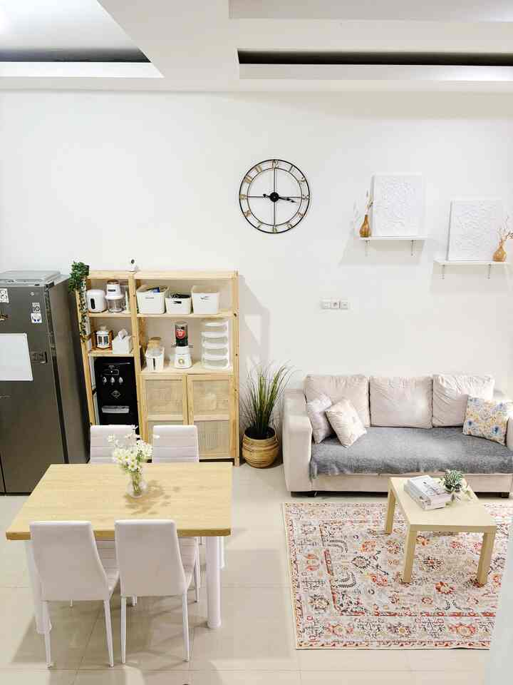 Kondisi rumah sebelum lantai di makeover menggunakan vinyl. Kadang suka kangen suasana seperti ini karena rumah terasa lebih terang dan lega.

Tapi kalau liat kondisi lantai granite ini juga memprihatinkan karena banyak gesekan perabot yang bikin lantainya bernoda. 

Semoga menginspirasi ya tetangga 🥰

#SudutFavorit #RuanganFavorit #RuangTamu #RuangKeluarga #LoveWhereYouLive #RuangMakan #RumahImpian 

