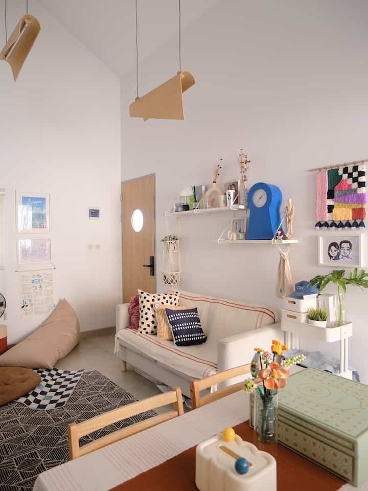 Menyambut lebaran dengan perpaduan warna dekorasi earth tone~~~🧡
Lebaran kali ini cukup pakai dekorasi yang simpel yaitu dekorasi linen dengan dominan warna coklat dan krem, tidak lupa menyajikan suguhan khas lebaran untuk keluarga yang akan bersilaturahmi😇

#SofaMinimalis #CushionCover #Trolley #LebaranCantik #DekorasiLebaran #RamadanStyling
